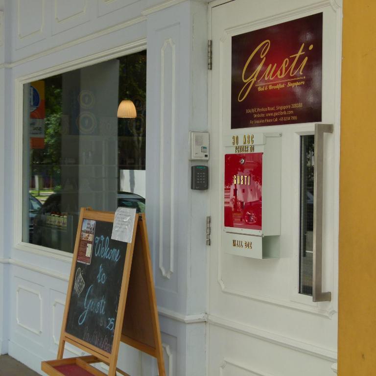 Gusti Bed & Breakfast Singapore Exterior photo